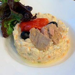 Ensaladilla rusa con lascas de bonito