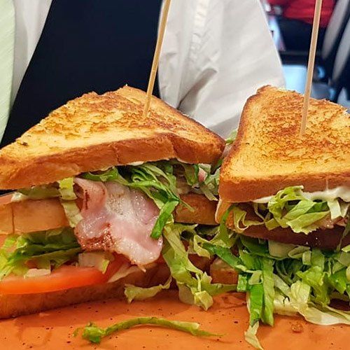 Sándwich beicon, queso, huevo a la plancha y patatas chips