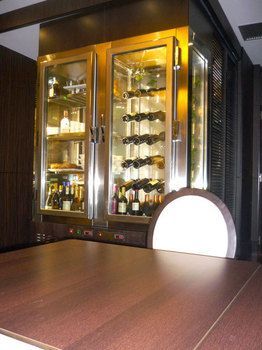 Mesa alta con silla y neveras de bebidas detrás