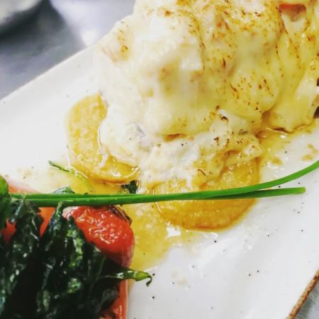 Pescado al horno con base de patatas y bechamel