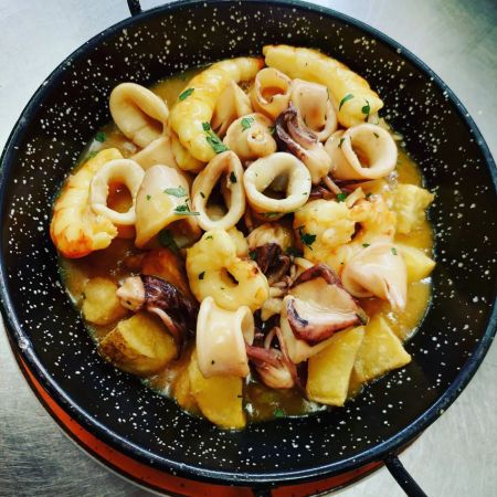 Sartén de chipirones en salsa