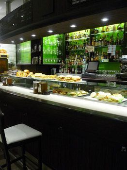 Imagen de la barra de la cafetería con comida