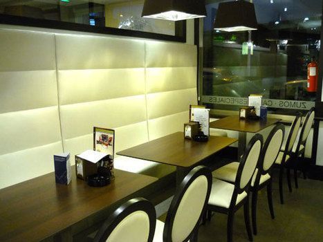 Interior de la cafetería con mesas y sillas en fila