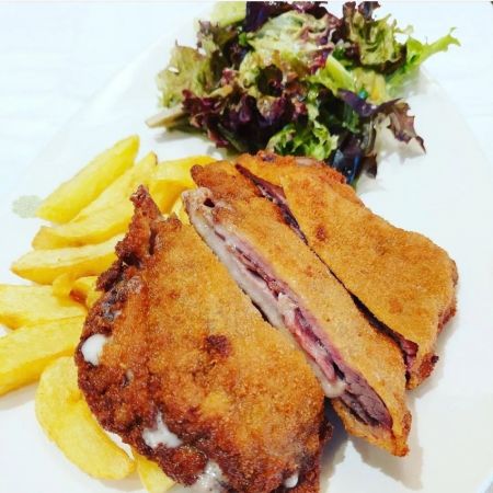 Cachopo de ternera con ensalada y patatas