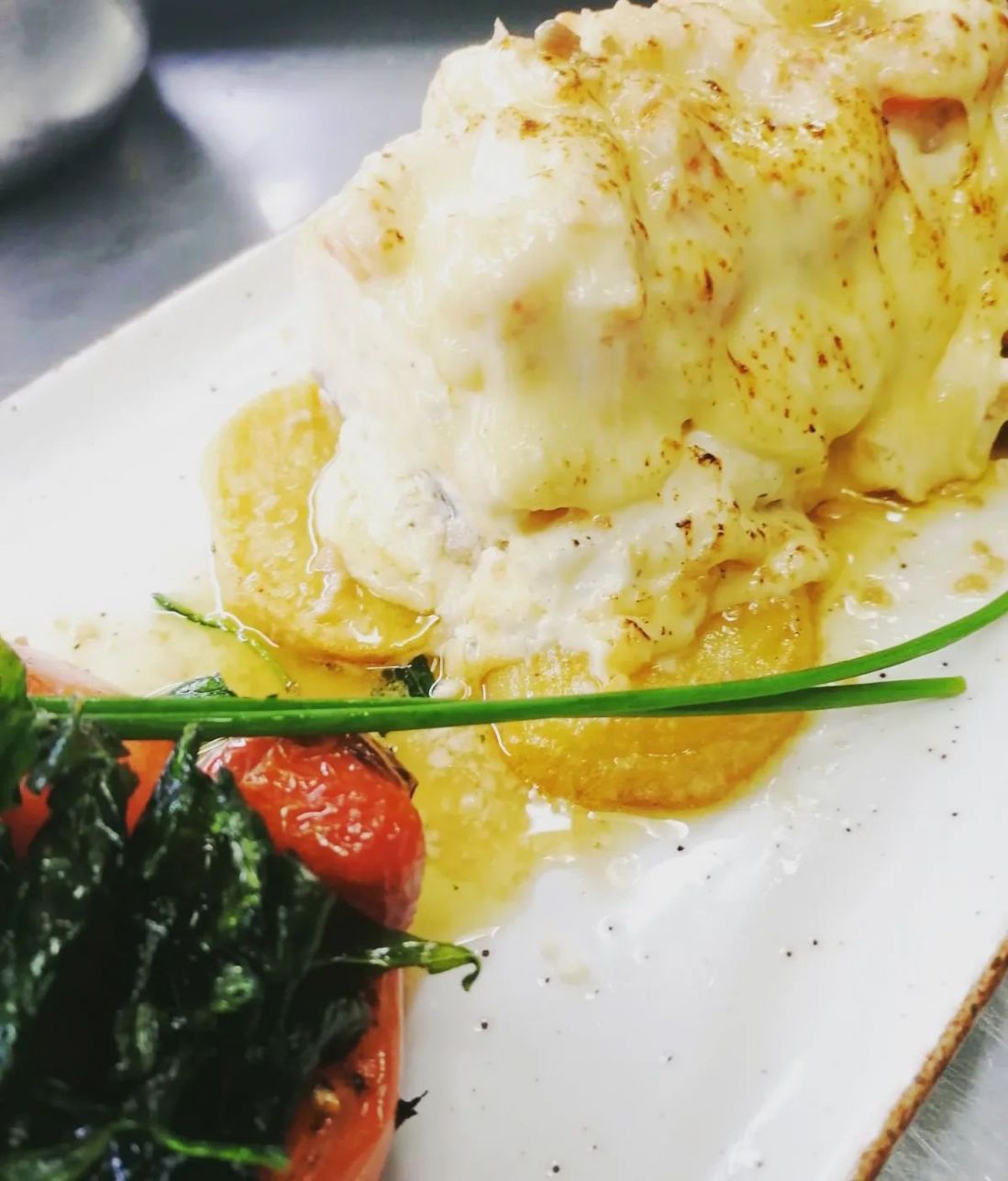 Pescado al horno con base de patatas y bechamel