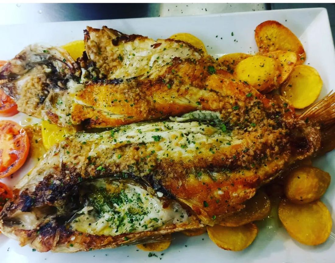 Lubina a la plancha con patatas en rodajas