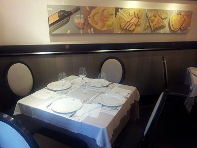 Mesa del comedor con tres sillas