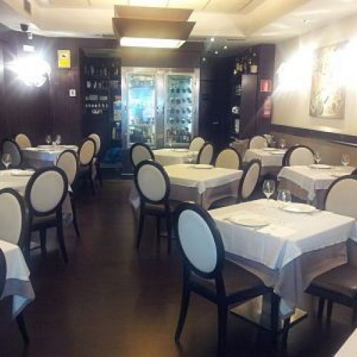 Comedor con varias mesas y sillas para tres personas