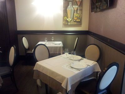 Mesa del comedor con tres sillas en esquina