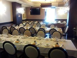 Comedor con varias mesas largas  y sillas