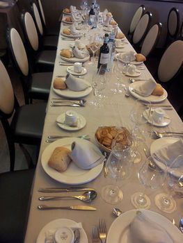 Mesa larga para muchos comensales