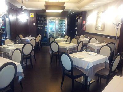 Comedor con varias mesas y sillas para tres personas