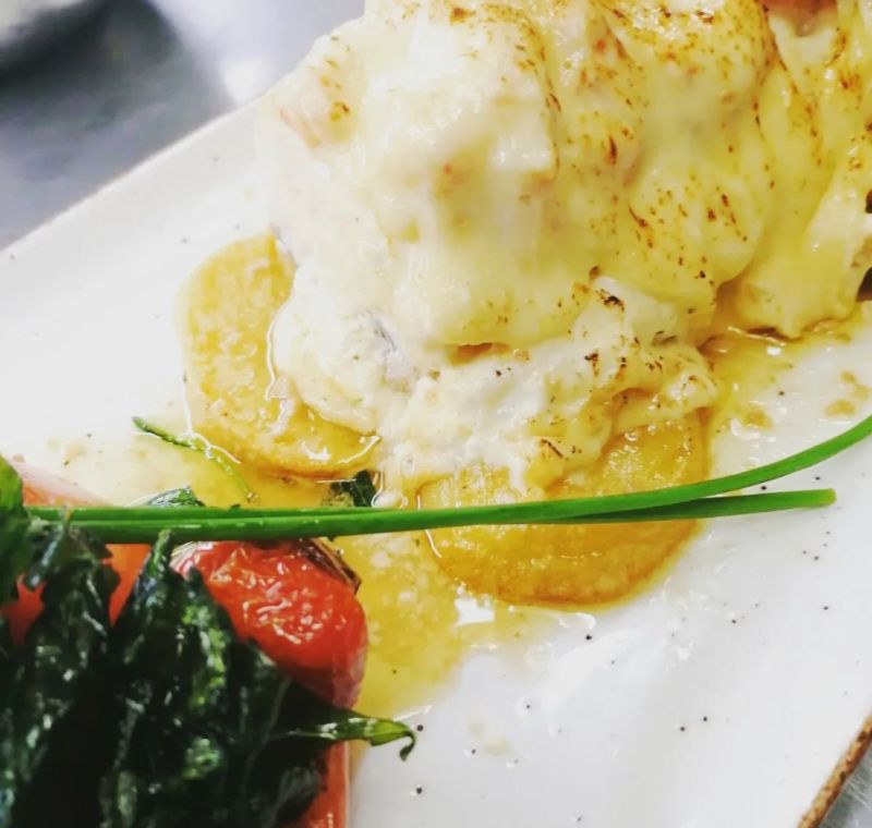 Pescado al horno con base de patatas y bechamel